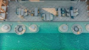 Una vista aérea de una piscina con baños. en Centara Korat, en Nakhon Ratchasima