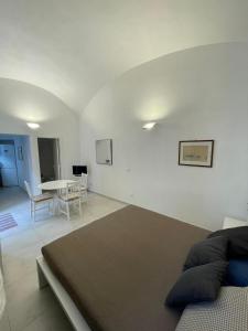 Schlafzimmer mit einem Bett und einem Tisch mit Stühlen in der Unterkunft Cozy corner in Ischia city center in Ischia