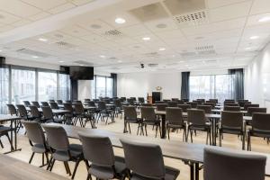 Habitación grande con mesa grande y sillas. en Scandic Stavanger City, en Stavanger