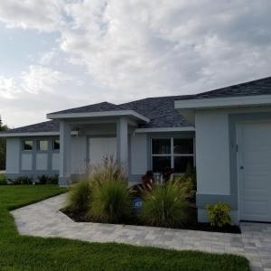 une maison blanche avec un garage dans l'établissement Stunning New Home in Cape Coral Florida, à Cape Coral