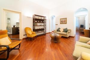ボローニャにあるZamboni Suiteのウッドフロアのリビングルーム(家具付)
