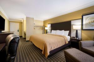 Postel nebo postele na pokoji v ubytování Quality Inn and Suites Fairgrounds - Syracuse + 37 fotografií