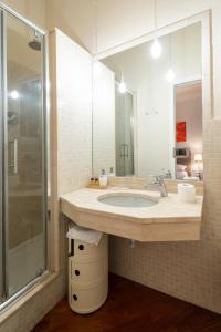 ein Bad mit einem Waschbecken und einer Dusche in der Unterkunft Zamboni Suite in Bologna