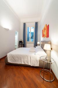ein Schlafzimmer mit einem großen Bett und einem Tisch in der Unterkunft Zamboni Suite in Bologna