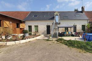 une maison avec un escalier menant à une terrasse dans l'établissement Gîte de charme Le 14 La Bruyère. Chez Sophie., à Pouillé