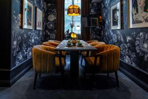 Posezení v ubytování The Vault Hotel, WorldHotels Crafted