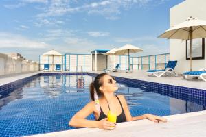 Bazén v ubytování The Manor By JA, Dubai nebo v jeho okolí