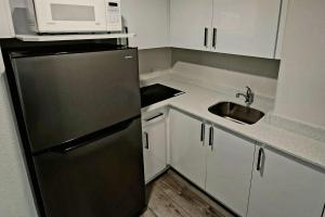 Virtuvė arba virtuvėlė apgyvendinimo įstaigoje Quality Inn & Suites