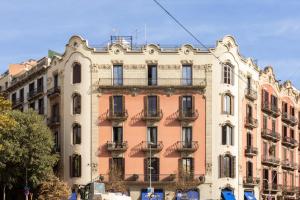 a tall building with a lot of windows at Feelathome Casa Bertrand in Barcelona