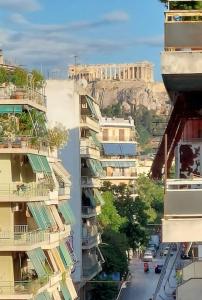 ulica miejska z budynkami i akropolis w tle w obiekcie Apartment_41 w Atenach