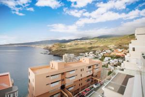 een uitzicht op de stad en de oceaan vanuit een gebouw bij Mirador Terrazas del Mar in Santa Cruz de Tenerife