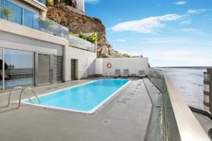 een huis met een zwembad aan de oceaan bij Mirador Terrazas del Mar in Santa Cruz de Tenerife