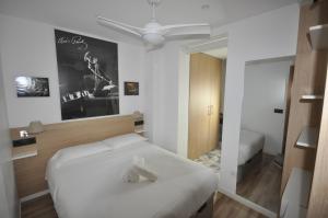 a bedroom with a white bed with a teddy bear on it at Alojamiento vacacional el Vinagrillo con párking cubierto incluido in Cartagena