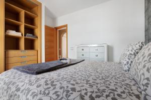 - une chambre avec un grand lit et une commode dans l'établissement Casa Mar y Luz, à Morro del Jable