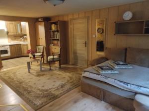 salon z łóżkiem i kanapą w obiekcie Apartment Falista w mieście Gdynia