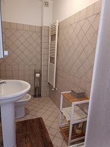 uma casa de banho com um lavatório e um WC em Vista Panoramica ALTOPIANO DELLE ROCCHE em Terranera