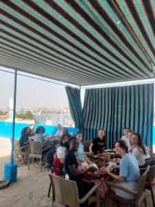 un gruppo di persone seduti ai tavoli in un ristorante di Jamaica Guest House a Aswan