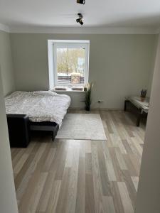 Katil atau katil-katil dalam bilik di Krīvi