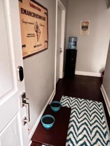 Uma cama ou camas num quarto em Simplified Living Space