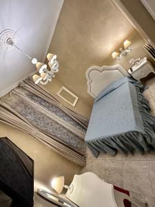 una camera con soffitto e lampadario pendente di Boutique Hotel Calais Milano a Milano