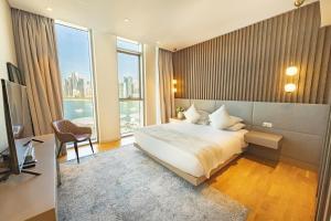 een hotelkamer met een bed en een groot raam bij FAM Living Bluewaters - Island Living - Ain Dubai & Sea View in Dubai
