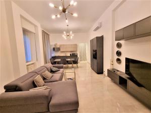 uma sala de estar com um sofá e uma lareira em Genoa Lux Apartments with parking em Gênova