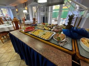um buffet com muitos tipos diferentes de comida em uma mesa em Dom Pracy Twórczej Polska Akademia Nauk em Jurata
