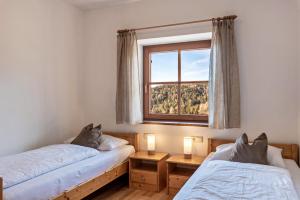 Ένα ή περισσότερα κρεβάτια σε δωμάτιο στο Alpin Farm Linde - Oberweidacherhof