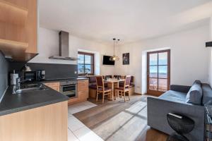 Kuchyň nebo kuchyňský kout v ubytování Alpin Farm Birke - Oberweidacherhof