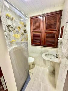 une salle de bains avec douche, toilettes et lavabo dans l'établissement Home Beach Mar Conforto Self-Hosted, à Aquiraz