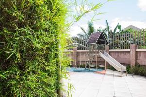un parque infantil con un tobogán en un jardín en Cozy Place 2BR Condo Unit in Ortigas Ave Ext, en Cainta