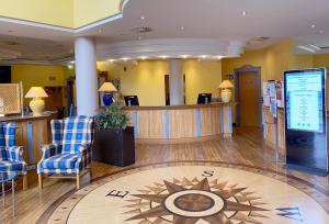 a lobby of a hotel with chairs and a bar at Country Hotel Timmendorfer Strand in Timmendorfer Strand