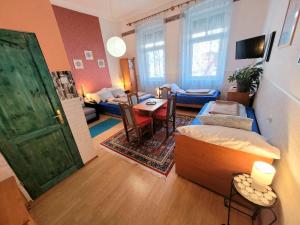 a living room with a green door and a living room at Brindza Vendégház in Szeged