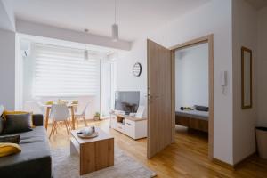 uma sala de estar com um sofá e uma mesa em Ana Kraljevo em Kraljevo
