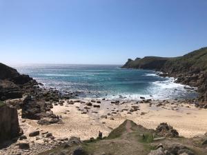 vista sulla spiaggia dalle scogliere di Stylish Sea View Apartment with Parking a Penzance