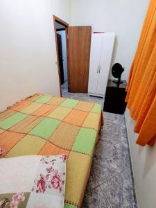 Tempat tidur dalam kamar di Apartamento de 2 quartos