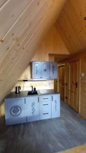 cocina con armarios blancos y techo de madera en Apartament Krystynka Giewont, en Poronin 12 fotos más