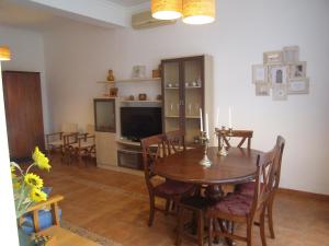 Quinta De Azemeis في Vimieiro: غرفة طعام مع طاولة وكراسي وتلفزيون