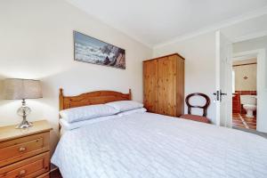 1 dormitorio con cama blanca y baño en Gormley Residence en Cottian