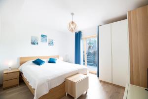 a bedroom with a bed and a large window at Villa Azul in Kojsko