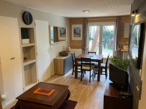 un salon avec une table et une salle à manger dans l'établissement Deux pièces ou studio Plage Sud à 200m, à Lacanau-Océan
