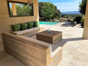 Basen w obiekcie Villa Terra Vecchia, 6 ou 12 personnes, vue imprenable, piscine chauffée lub w pobliżu