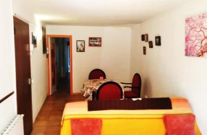 Zimmer mit einem Bett, einem Tisch und Stühlen in der Unterkunft Apartament Rural Vilaplana in Vilaplana