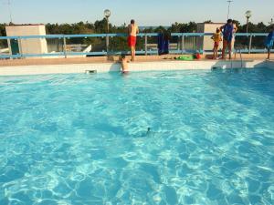 Kolam renang di atau dekat dengan Adorable flat for 4 guests in Bibione Pineda