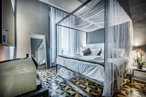 um quarto com uma cama de dossel em Mama's Home Florence em Florença