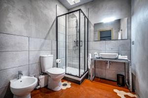 um banheiro com chuveiro, vaso sanitário e pia em Mama's Home Florence em Florença mais 34 fotografias