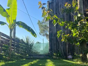 un jardín con una valla de madera y un patio verde en Cielo abierto, en Maldonado