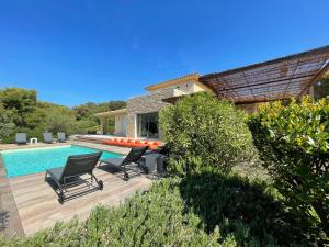 willa z basenem i domem w obiekcie Villa Terra Vecchia, 6 ou 12 personnes, vue imprenable, piscine chauffée w mieście Porto-Vecchio
