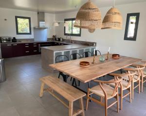 Kuchnia lub aneks kuchenny w obiekcie Villa Terra Vecchia, 6 ou 12 personnes, vue imprenable, piscine chauffée
