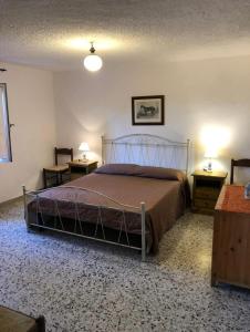um quarto com uma cama e duas mesas de cabeceira em Casa vacanze Nietta em Cala Liberotto